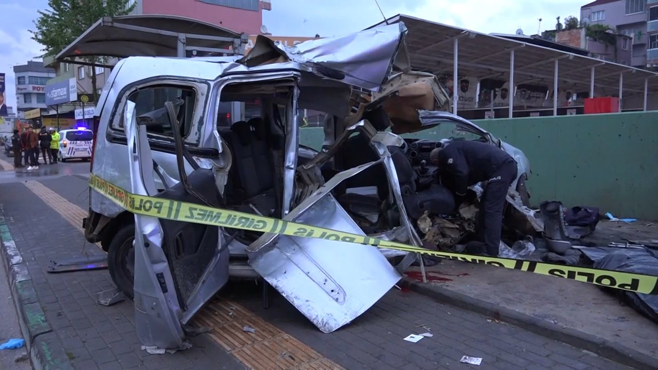 Otomobil Ve Durağa Çarpan Araç İkiye Bölündü: 2 Ölü, 1 Yaralı