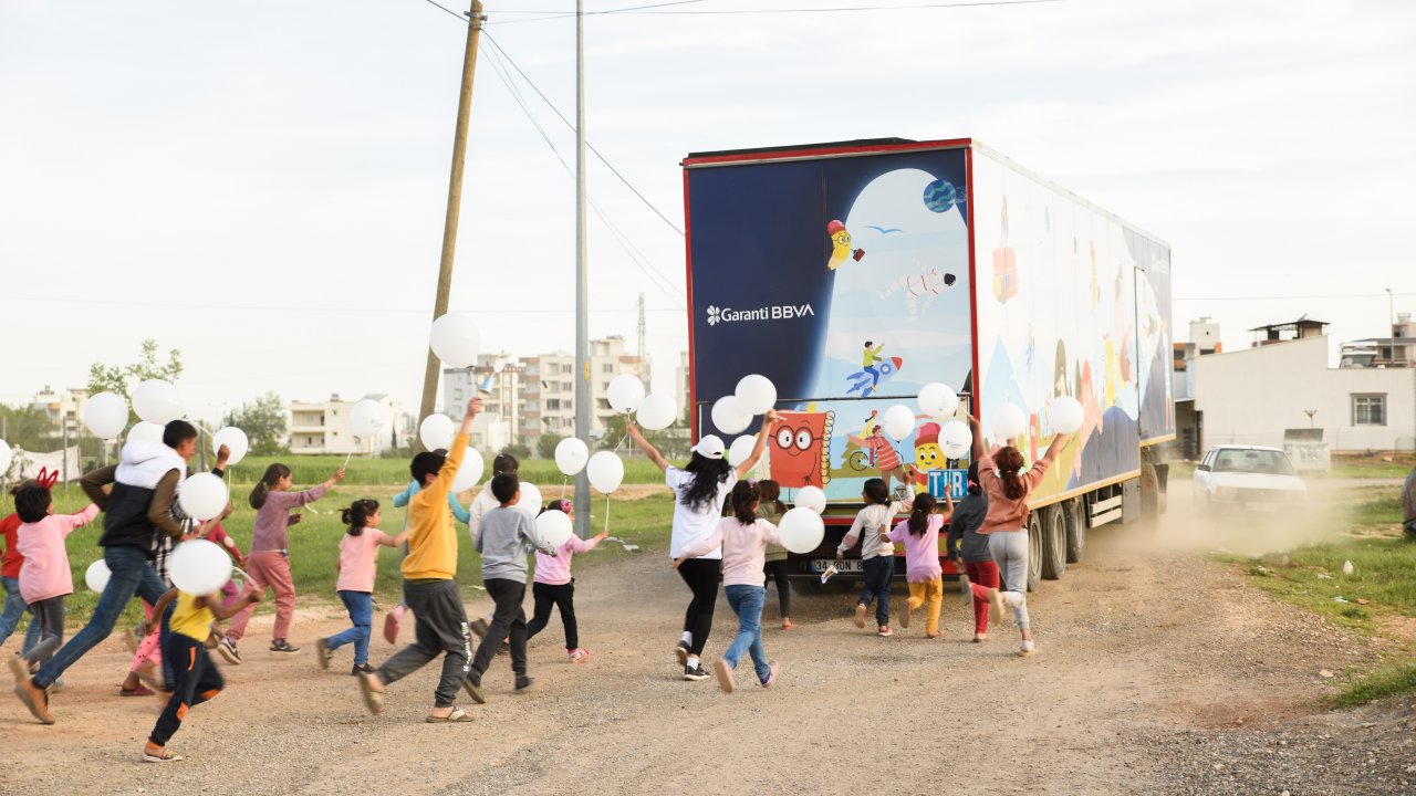 Garanti Bbva'nın Gezici Tır’ı Deprem Bölgesindeki Çocuklarla Buluştu
