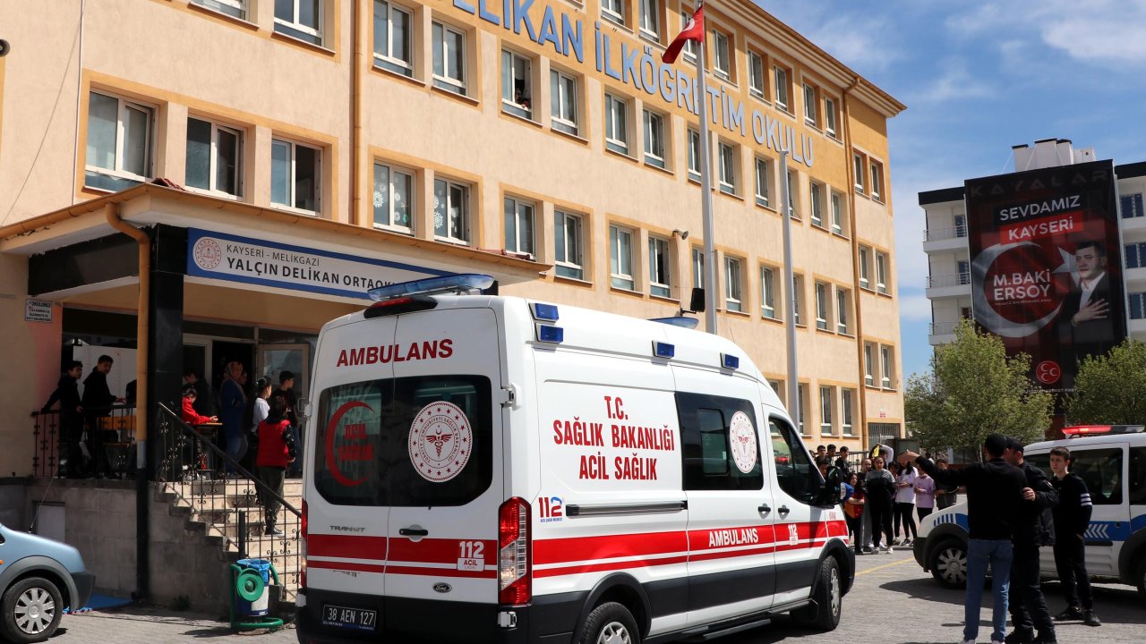 Ortaokul Öğrencisi, Okulda, Kendisine Borç Para Vermeyen Arkadaşını Bıçakladı