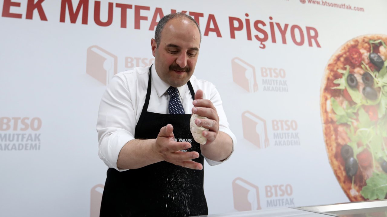 Bakan Varank Mutfağa Girdi, Cantık İle Süt Helvası Yaptı