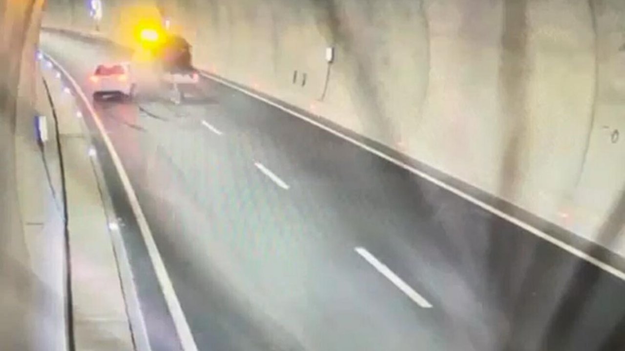 Tünelde Otomobilin Çekiciye Çarptığı Ölümlü Kaza Kamerada