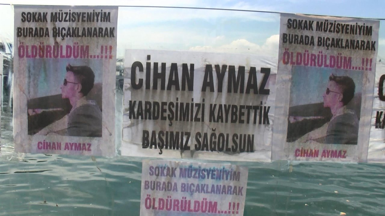 Sokak Müzisyeni Cihan Aymaz'ın Öldürüldüğü Yere Çiçek Ve Müzik Aletleri Bırakıldı