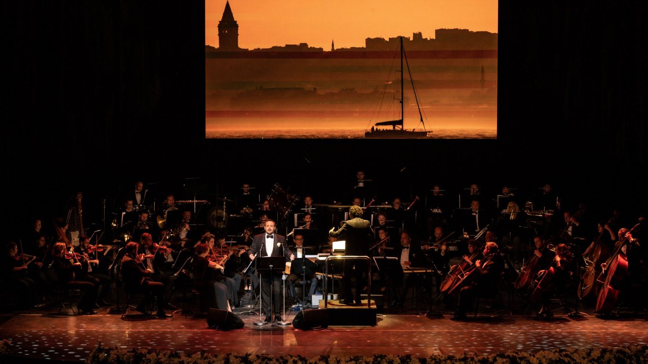 Yeniden//tenor Murat Karahan, Akm Sahnesinde Konser Verdi