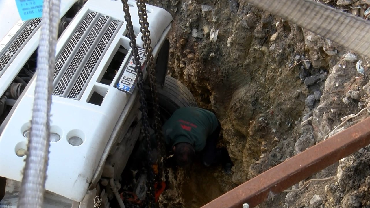 Başakşehir'de Hafriyat Kamyonu Şantiye Alanına Devrildi