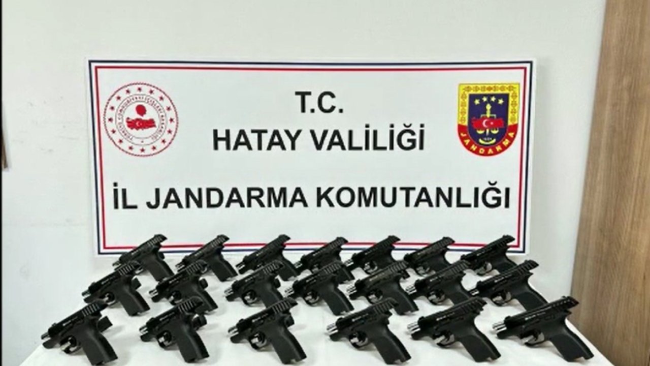 Hatay'da Kargo Kolilerinden 20 Tabanca Ele Geçirildi