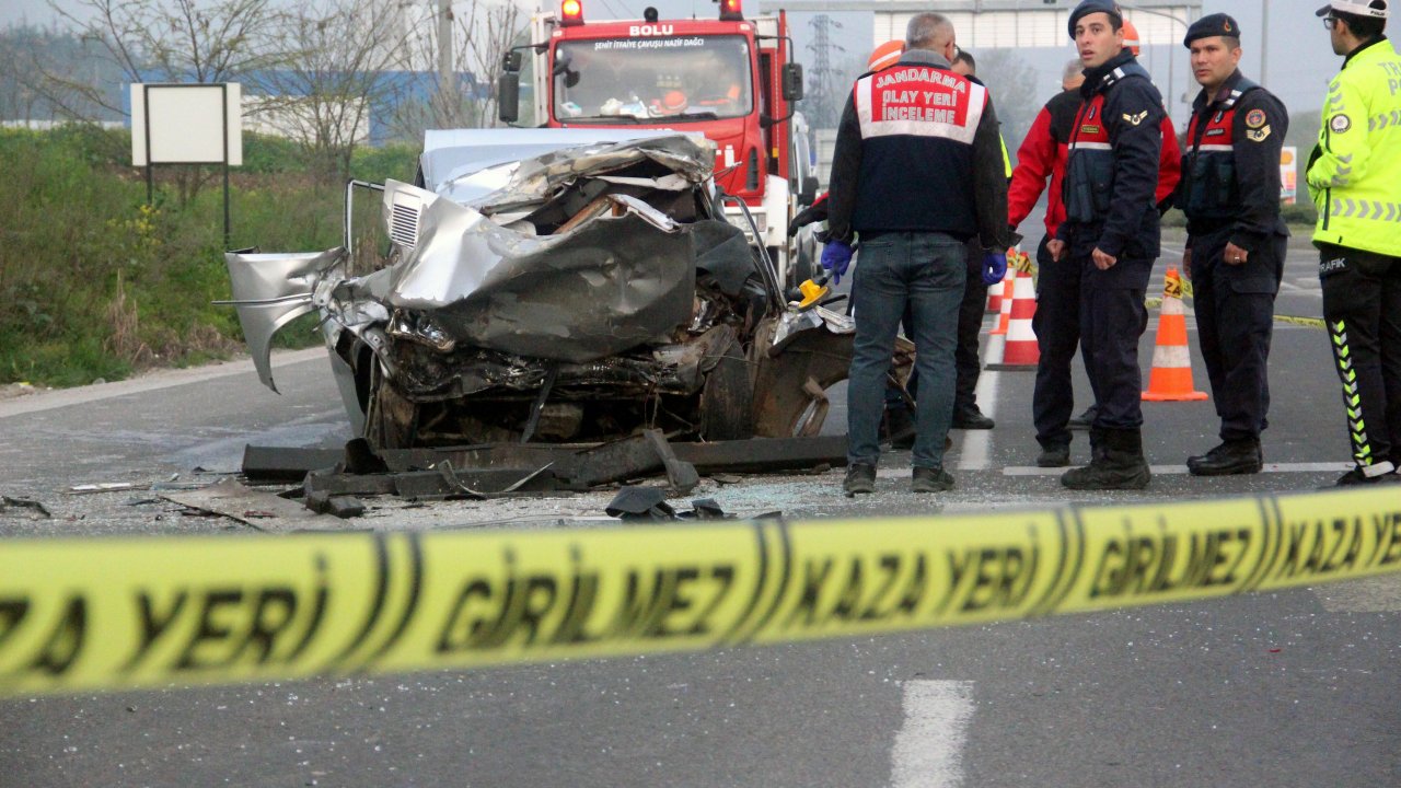 Bolu'da Tır'a Arkadan Çarpan Otomobilin Sürücüsü Öldü