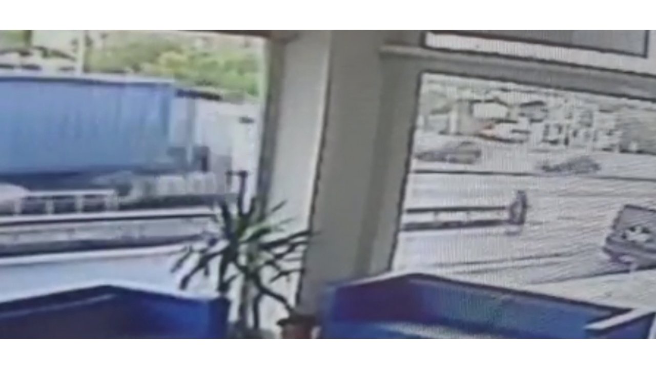 Arnavutköy'de Yolun Karşısına Geçmeye Çalışan Kadına Otomobil Çarptı