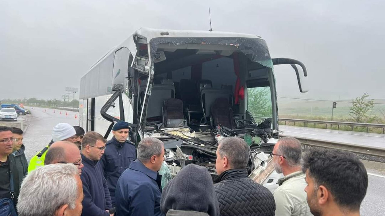 Öğrencileri Taşıyan Otobüs, Tır'a Arkadan Çarptı: 33 Yaralı (2)