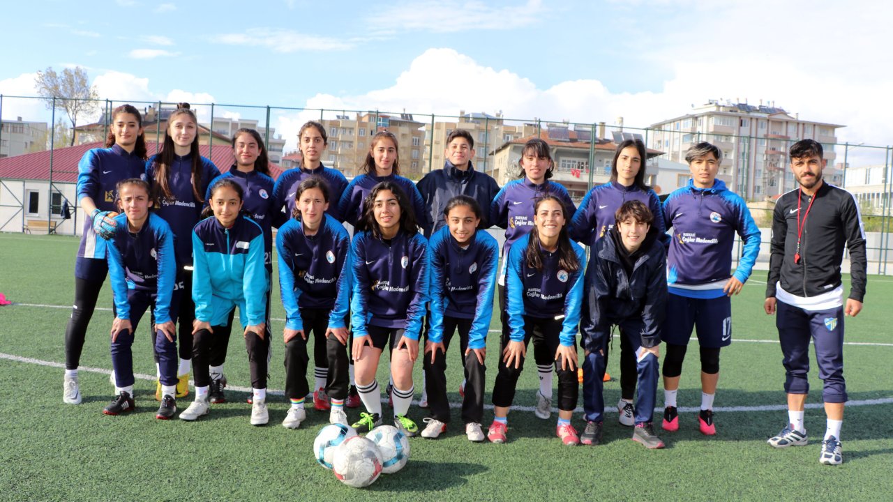 Vanlı Kadın Futbolcular 45 Gol Atıp, 1 Gol Yiyerek Şampiyon Oldu