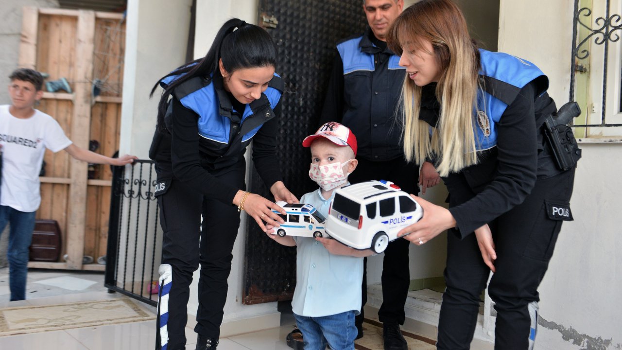 Hasta Yatağında, Sokaktan Her Geçen Polise El Sallayan Bilal'e Sürpriz Ziyaret