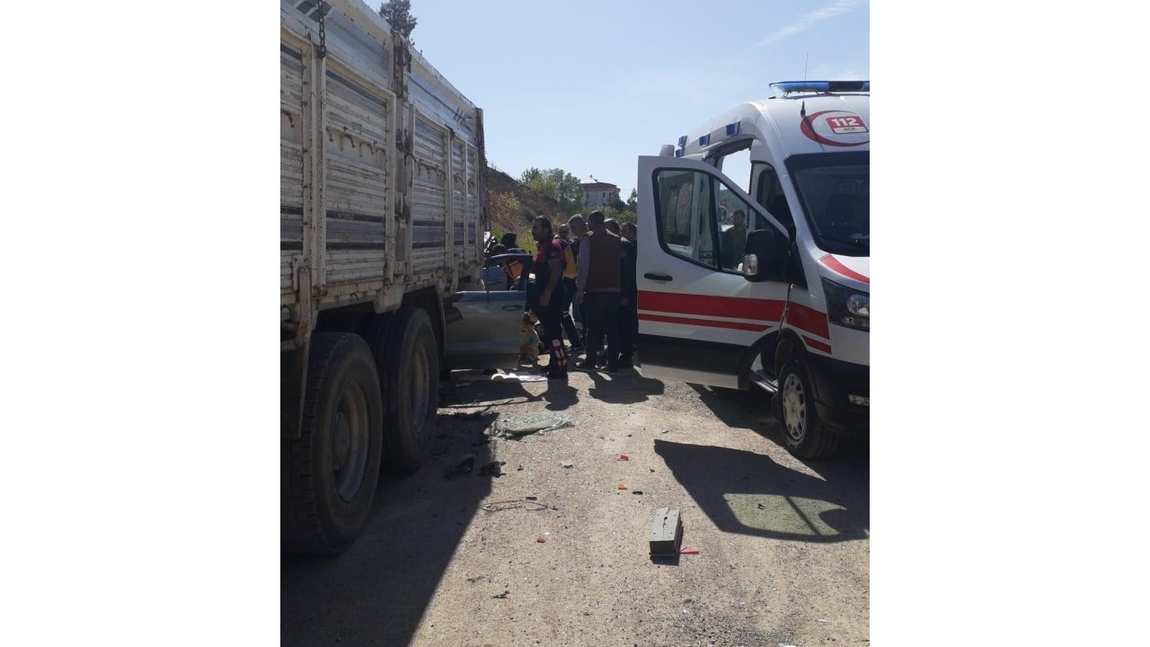 Otomobil, Park Halindeki Kamyona Arkadan Çarptı; 5 Yaralı