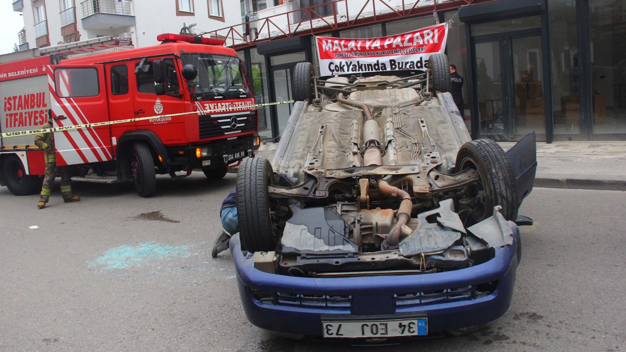 Sancaktepe'de Park Halindeki Araca Çarpıp Takla Attı