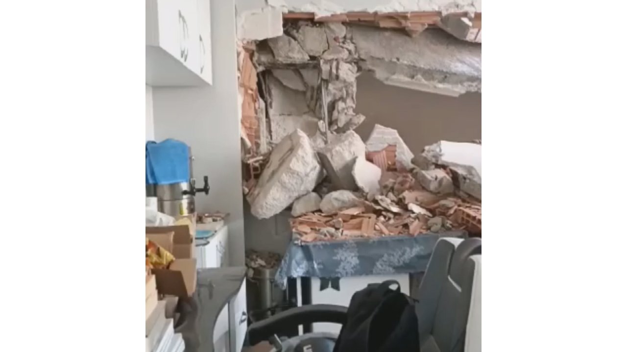 Silivri'de Yıkım Sırasında Yan Binadaki Berber Dükkanının Duvarı Yıkıldı