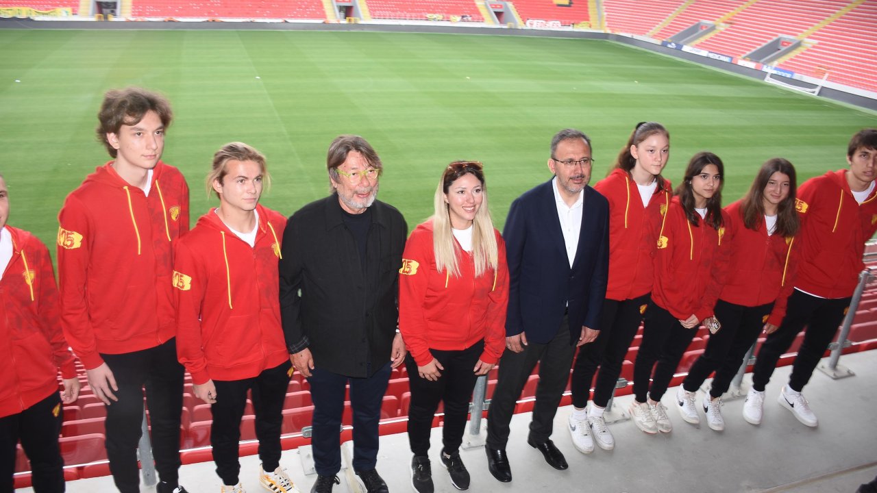 Bakan Kasapoğlu'ndan Göztepe'ye Çifte Müjde