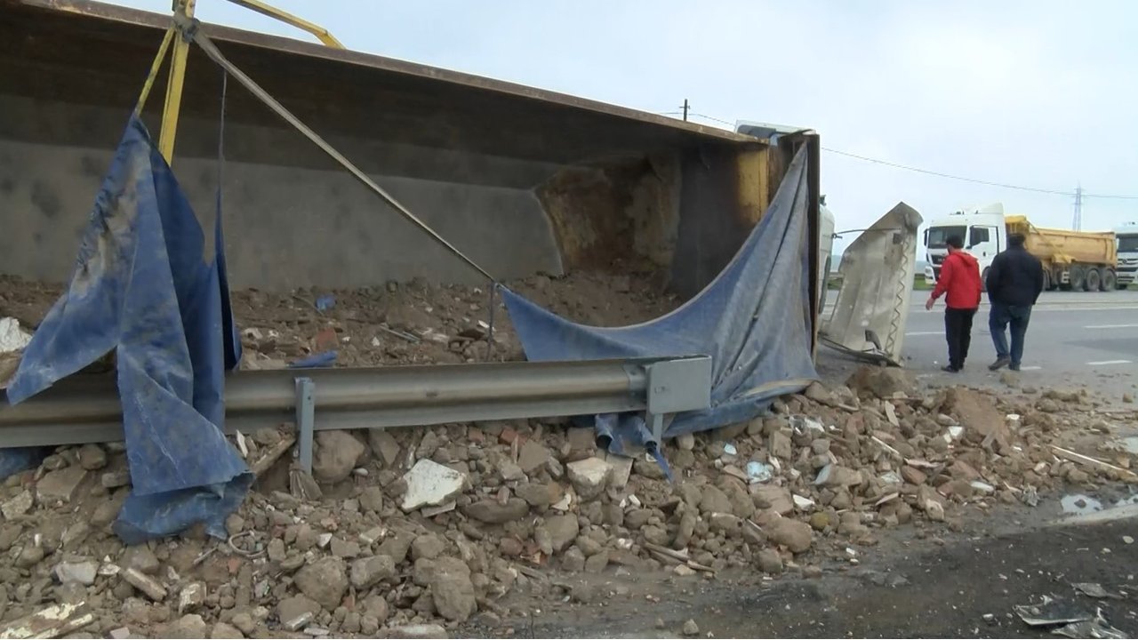 Tuzla'da Hafriyat Kamyonu Devrildi