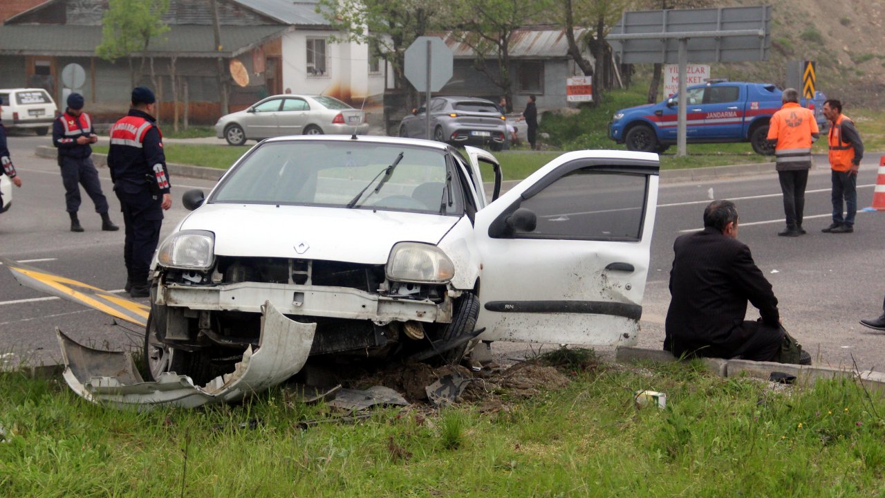 Hafif Ticari Araç İle Otomobilin Çarpıştığı Kazada 7 Yaralı; O Anlar Araç Kamerasında