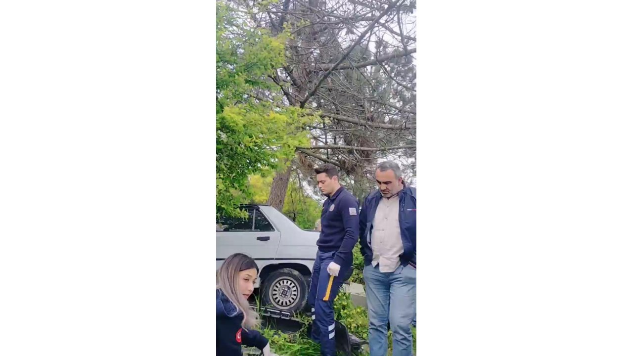 Arnavutköy'de Otomobil İett Durağında Daldı: 2 Yaralı