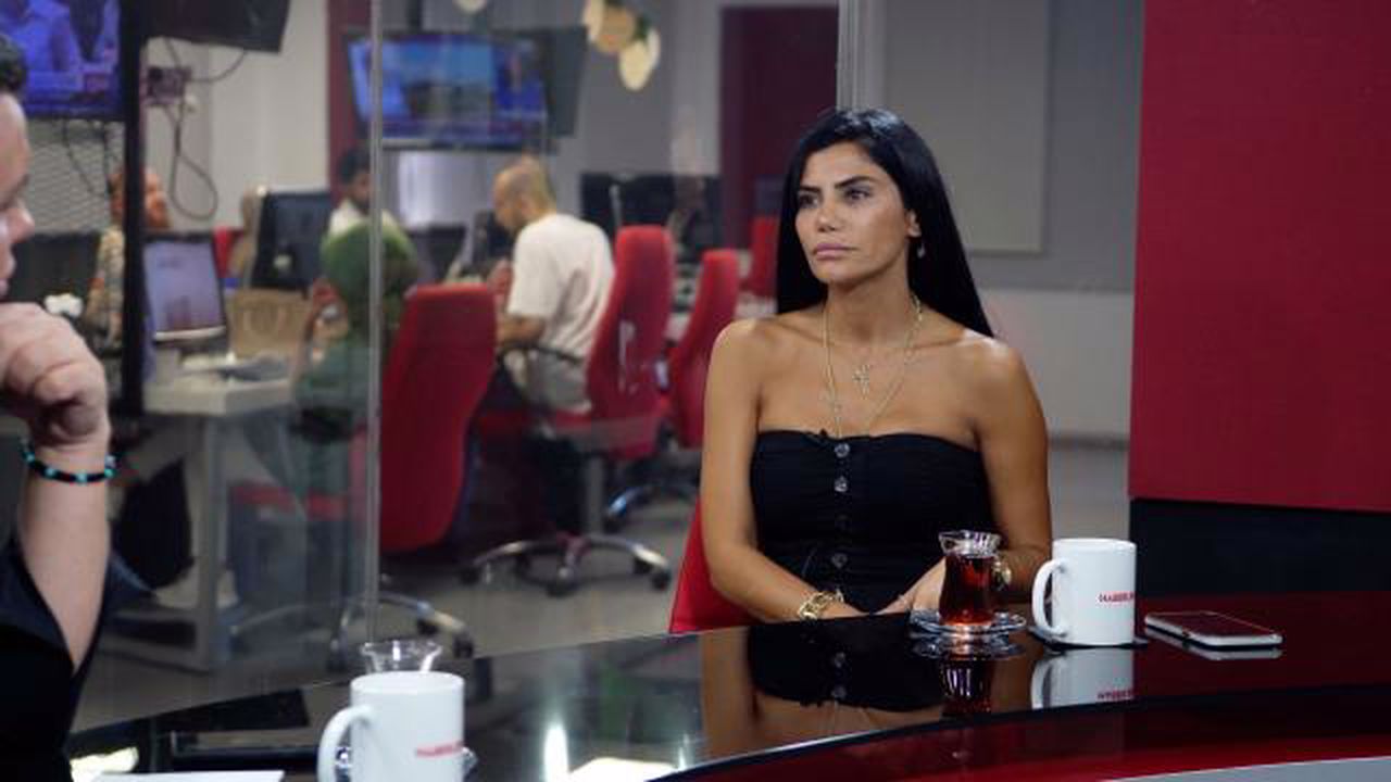 Şarkıcı Berna Tan Çocukken Gördüğü Şiddeti Anlattı!