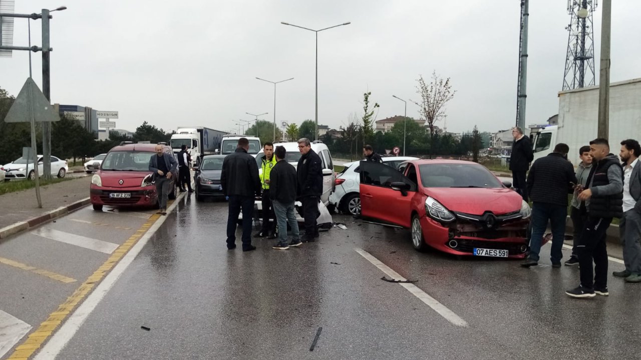 Bursa'da, 7 Aracın Karıştığı Zincirleme Kazada 2 Yaralı