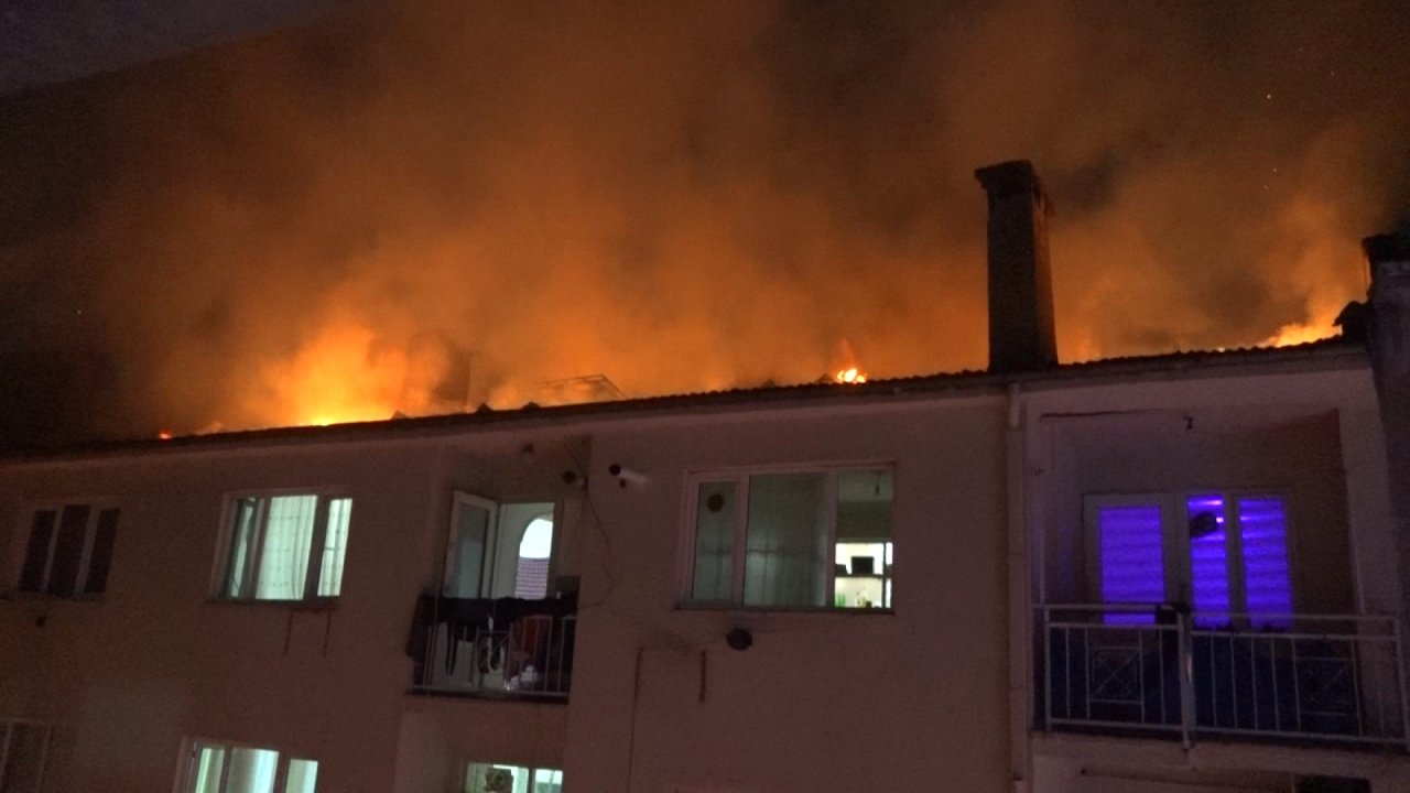 Bursa'da 5 Katlı Binanın Çatısı Alev Alev Yandı