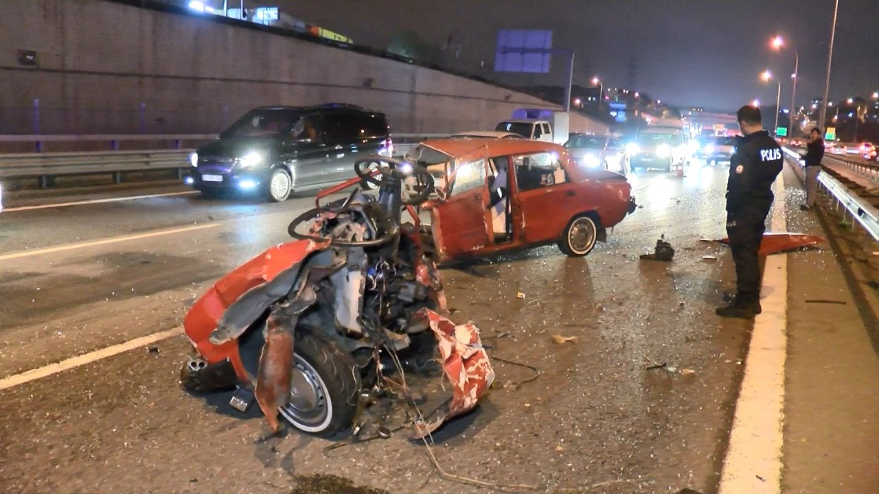 Tem'de Makas Atıp 3 Araca Çarpan Otomobil İkiye Bölündü: 2 Yaralı