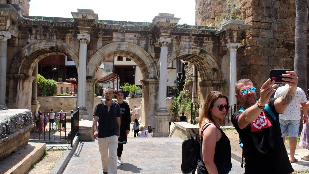 1893 Yıllık Hadrianus Kapısı, Bakımsızlıktan Yeşerdi