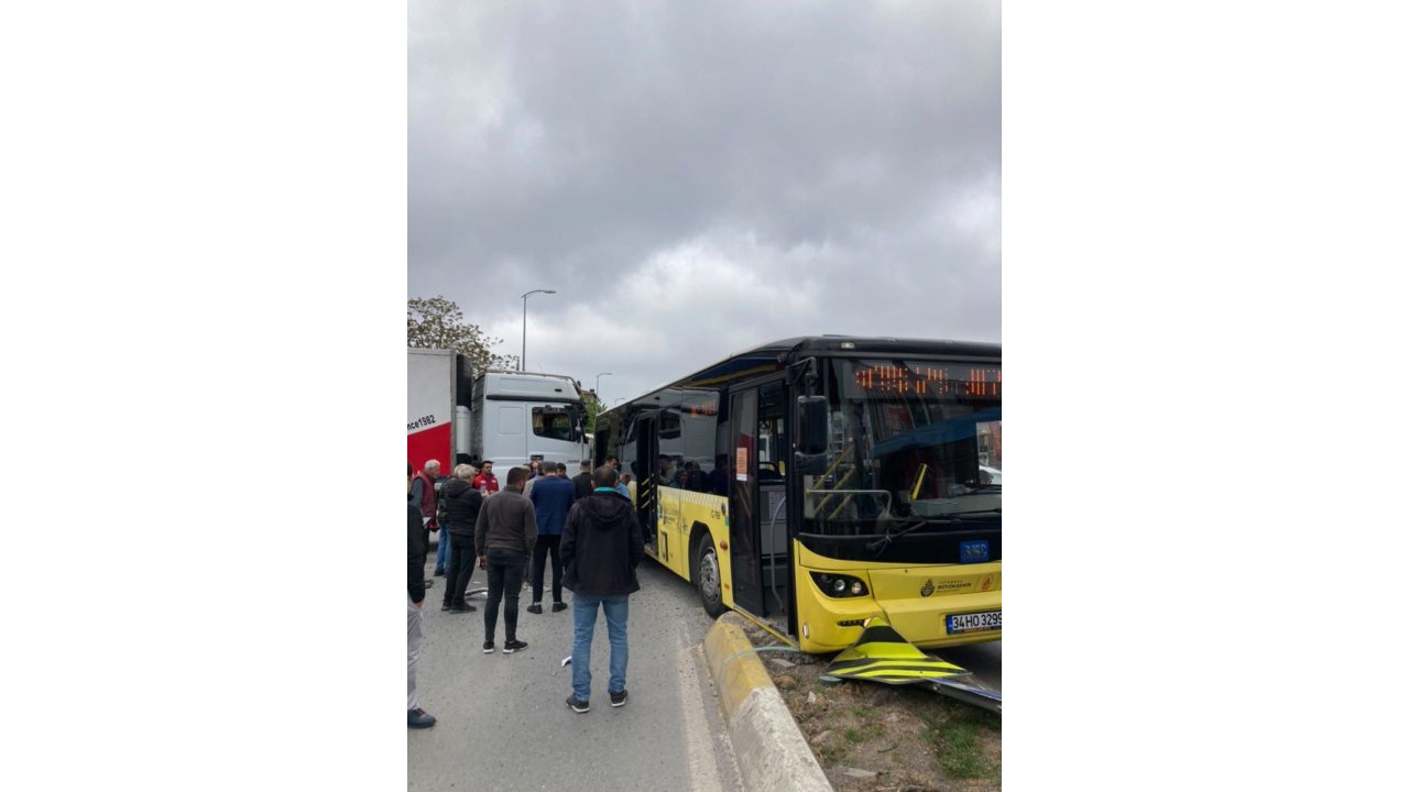 Sultanbeyli'de İett Otobüsü İle Kamyonun Karıştığı Kaza Kamerada