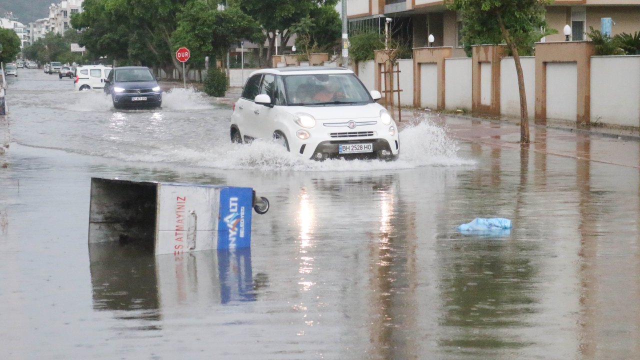 Antalya'da Sağanak; Rögar Kapağı Üstündeki Asfalt Kalktı