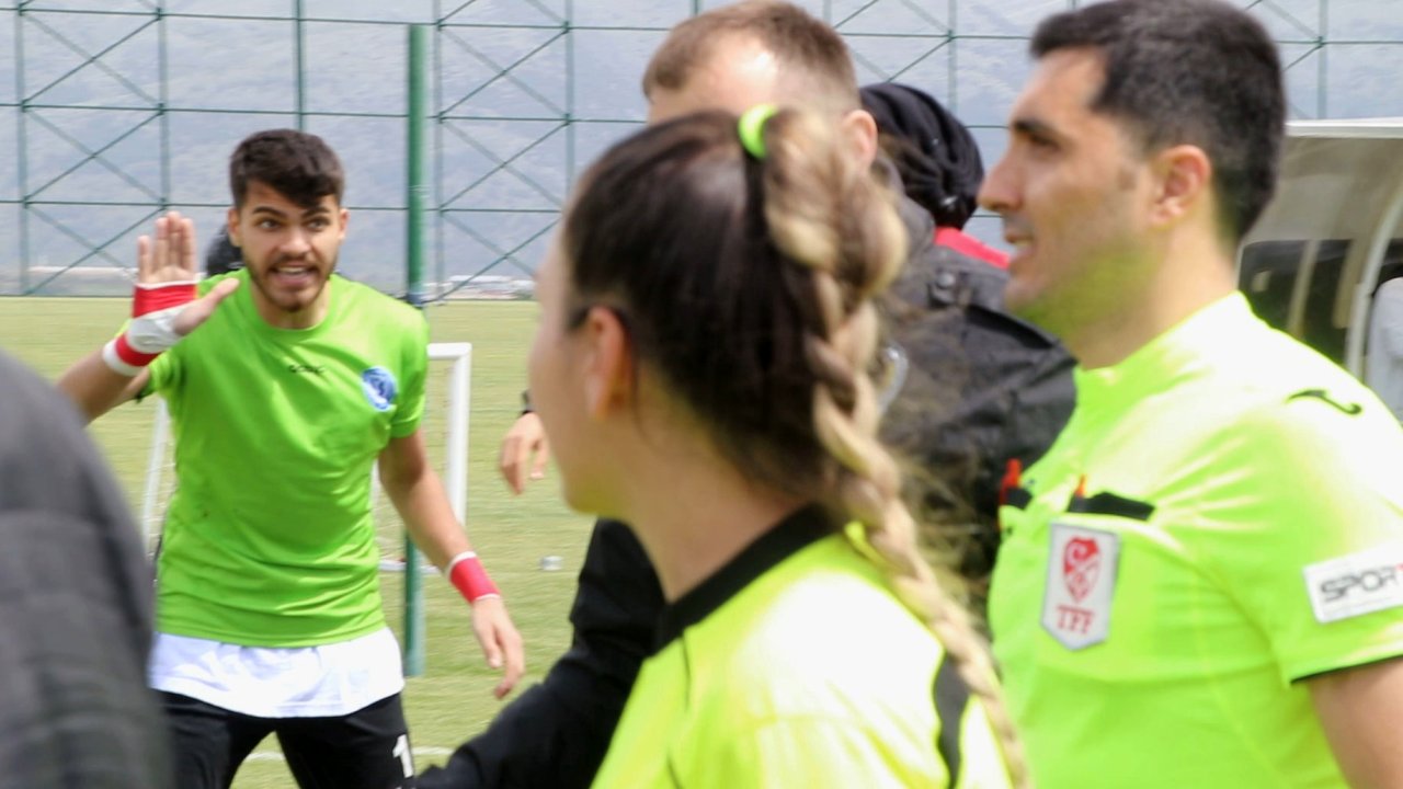 Hakem, 'depremzedelere Bağış' Şartıyla Futbolcuya Şikayetinden Vazgeçti