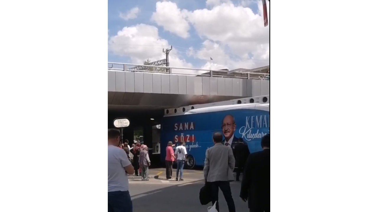 Chp Seçim Otobüsü Köprüye Sıkıştı