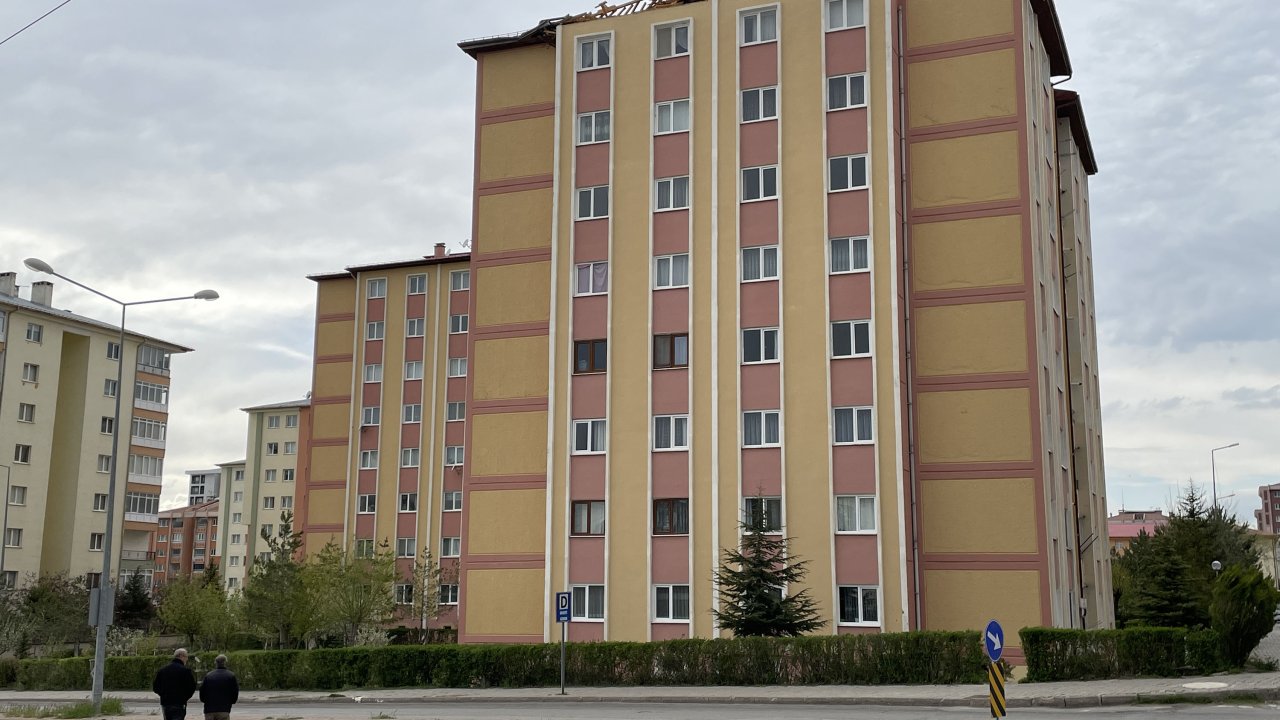 Rüzgar, Binanın Çatısını Yerinden Söktü