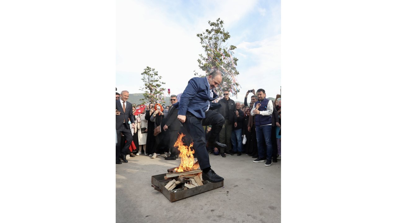 Bakan Varank, Hıdırellez Ateşinin Üzerinden Atladı