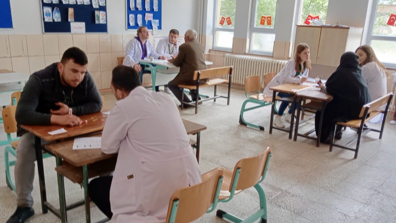 Tıbbiyelilerden Alkışlanacak Proje; Sıraları Poliklinik Masası, Sınıfları Koğuşa Dönüştürdüler