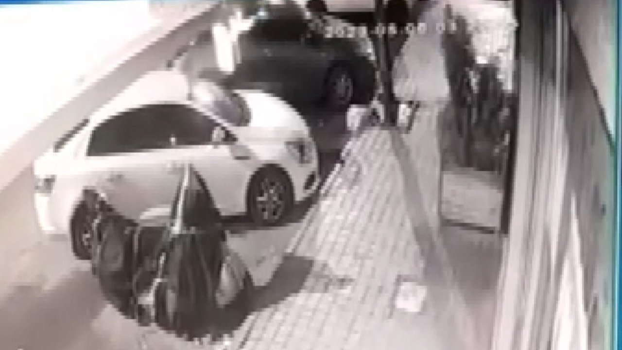 Gaziosmanpaşa'da Kahvehaneye Silahlı Saldırı Kamerada