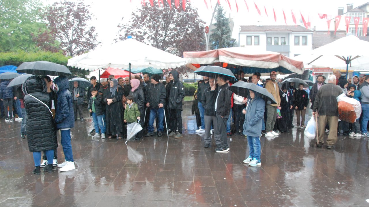 Bartın’da Yağmur Altında Togg İlgisi