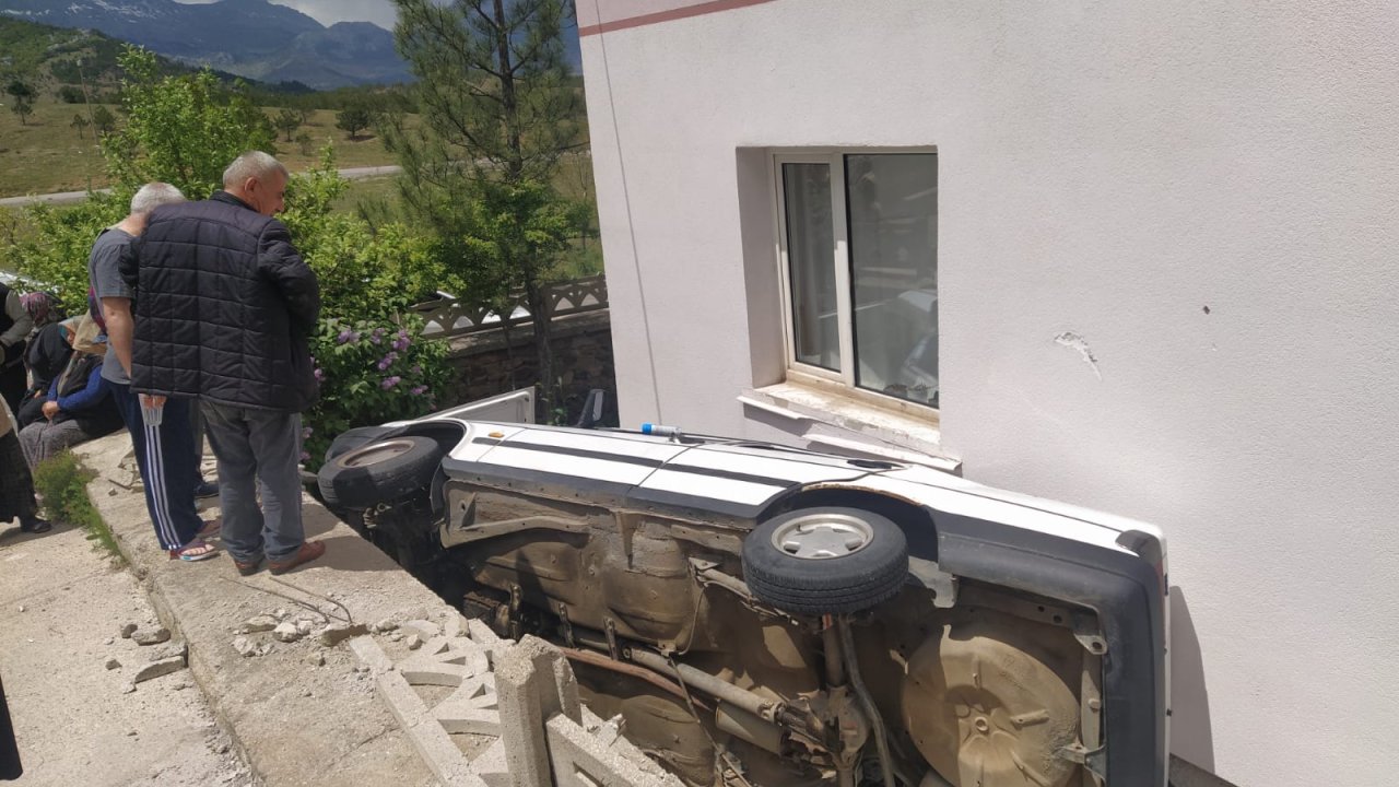 Freni Tutmayan Otomobil, Devrildi; Sürücü Yaralı