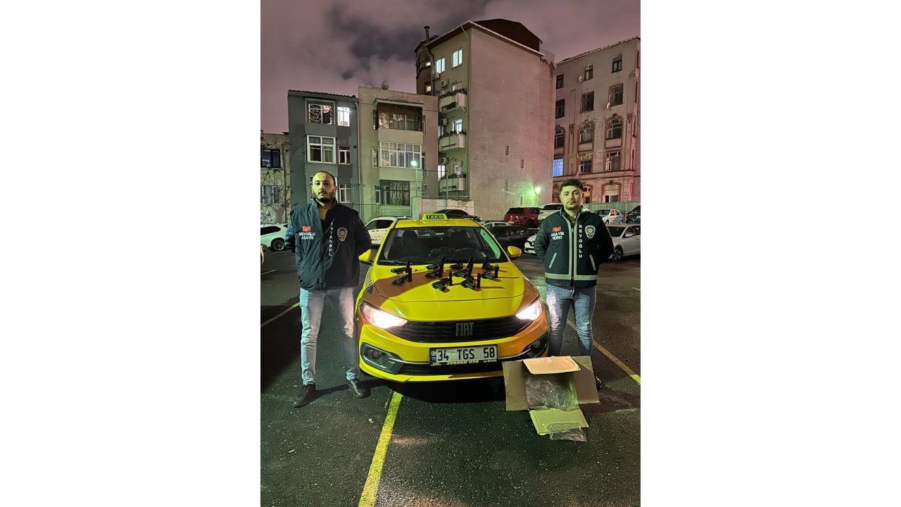 Beyoğlu’nda Takside 10 Ruhsatsız Tabanca Ele Geçirildi