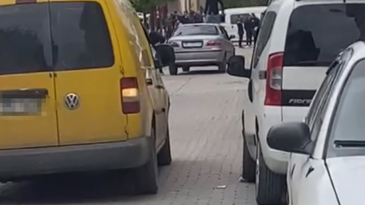 Ek Bilgi Ve Fotoğraf // Sultangazi'de Otomobili Parçalayıp Bıçakla Dehşet Saçtılar: 2 Yaralı