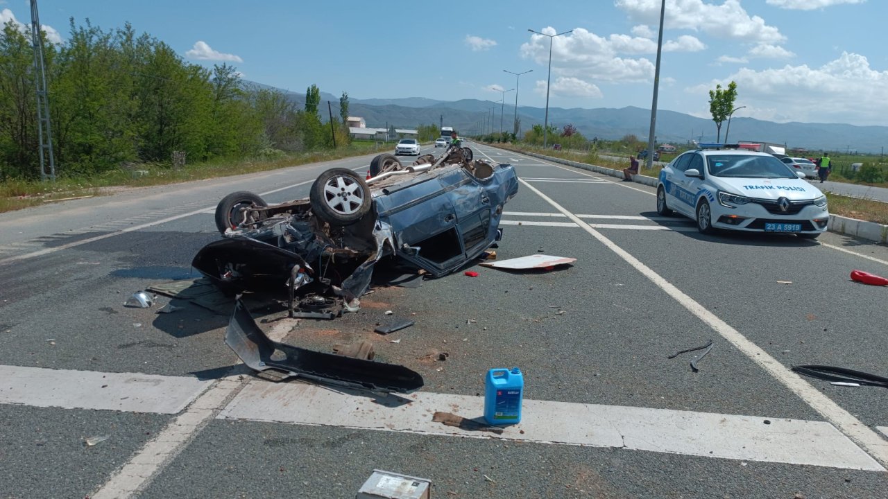 Elazığ'da Hafif Ticari Araç İle Otomobil Çarpıştı: 3 Yaralı
