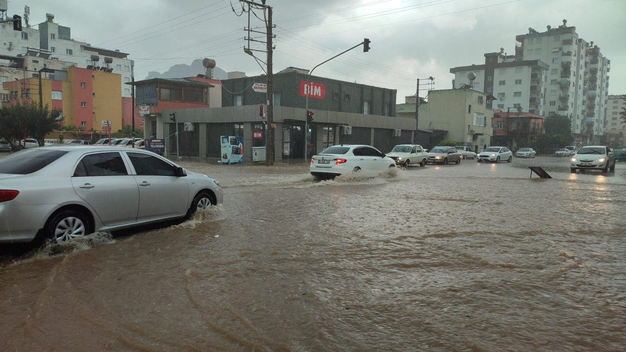 Kozan'da Sağanak; Dereler Taştı, Yollar Göle Döndü