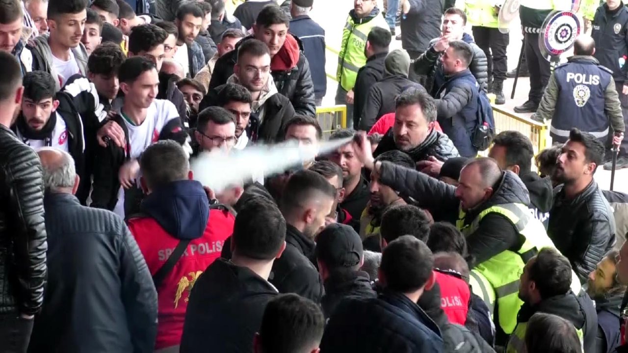 Amatör Maç Sonrası Olay Çıkaran Taraftarlara Polis Biber Gazıyla Müdahale Etti