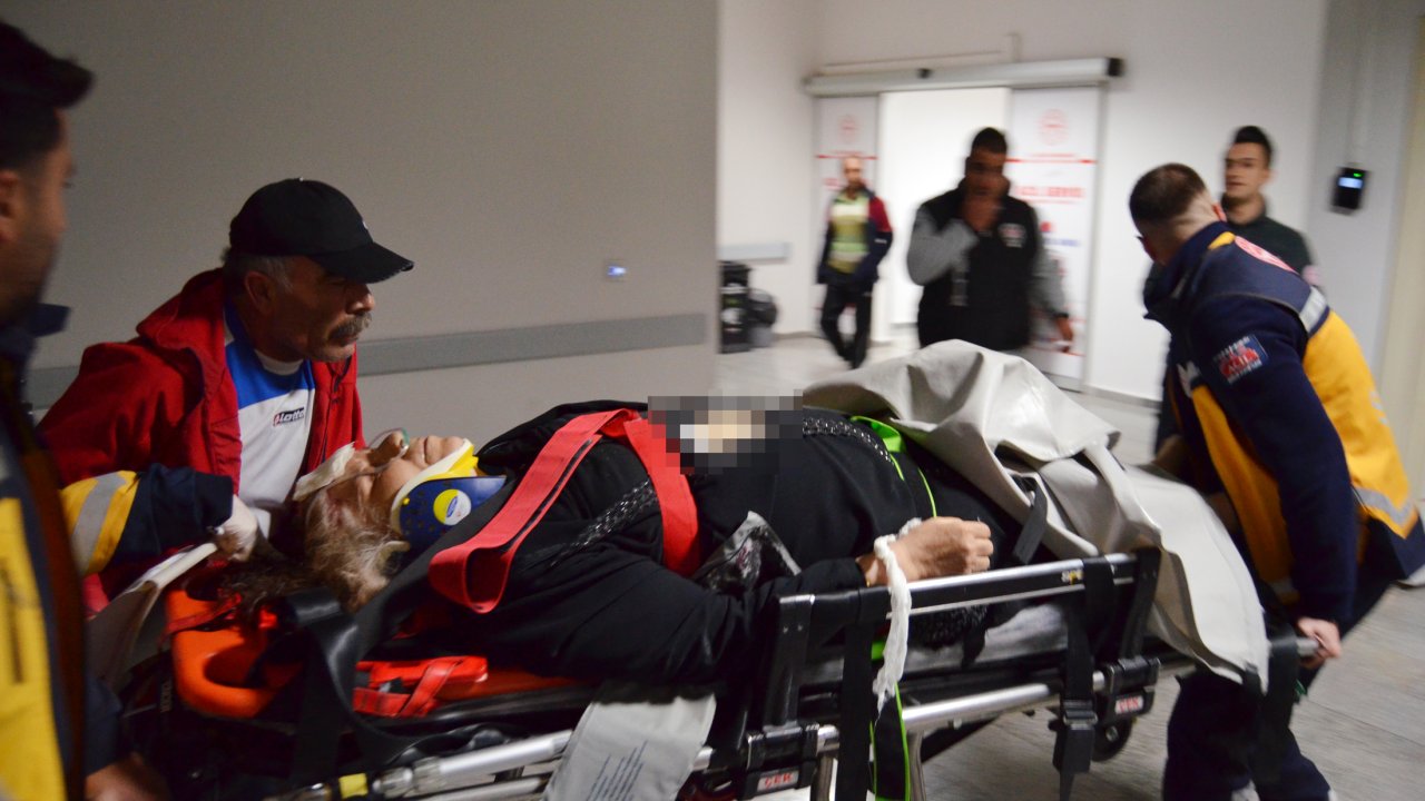 Otomobilin Çarptığı Anneanne Öldü, Kızı Ve Torunu Yaralandı