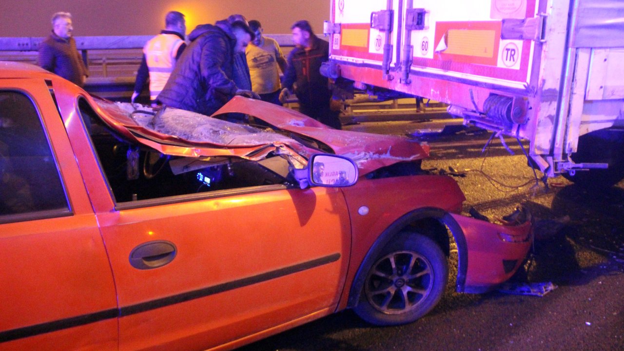 Anadolu Otoyolu'nda Tır'a Çarpan Otomobildeki 4 Kişi Yaralandı; İstanbul Yönü Ulaşıma Kapandı