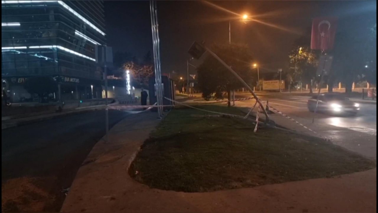 Kağıthane'de Kaza Yapan Otomobilin Sürücüsü Direksiyon Kabininden Fırladı: 1 Ölü 2 Yaralı