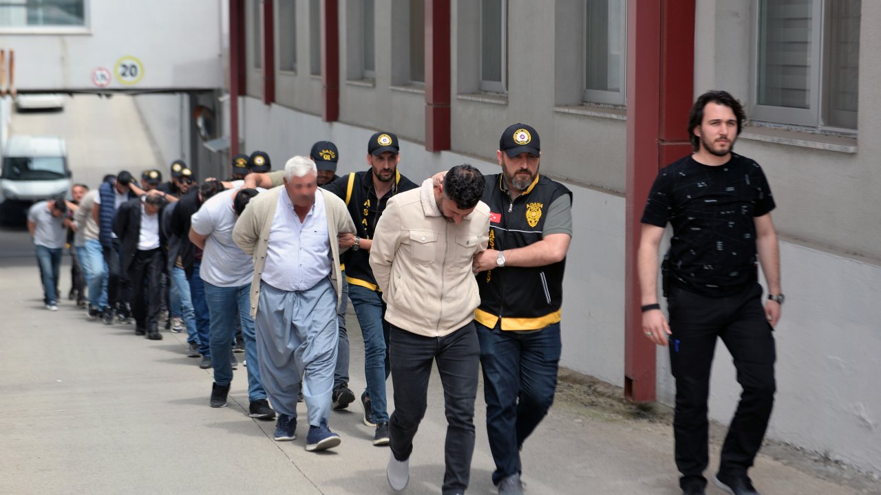 Hurda Otomobillerin Şasi Numaralarını, Çalıntı Ve Hacizli Araçlara Geçirmişler