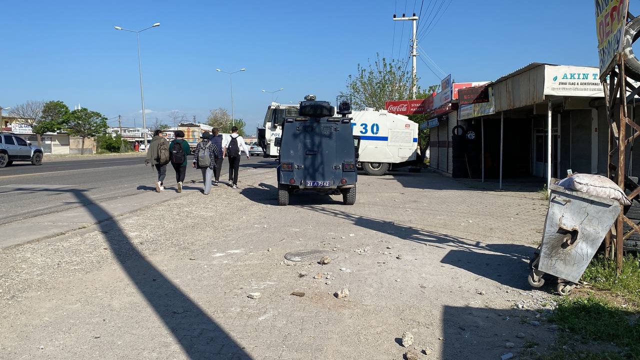 Akraba Ailelerin Silahlı, Sopalı Kavgası Sonrası Polisten Mahallede Geniş Güvenlik Önlemi