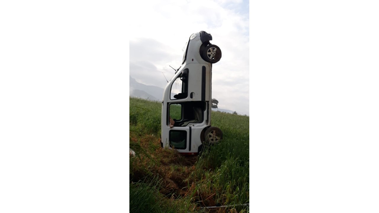 Takla Atan Araç Dik Durdu; Sürücünün Oğlu Yaralandı