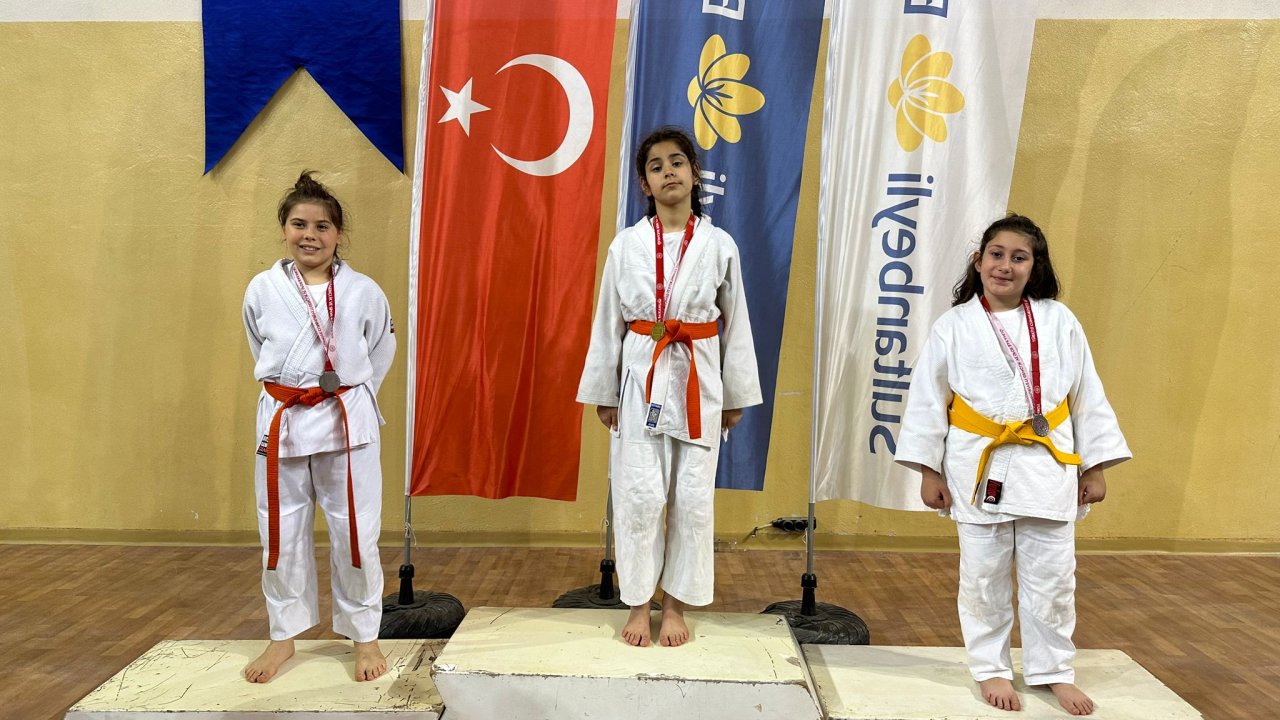Minik Sporcular Şampiyonadan Madalyayla Döndü