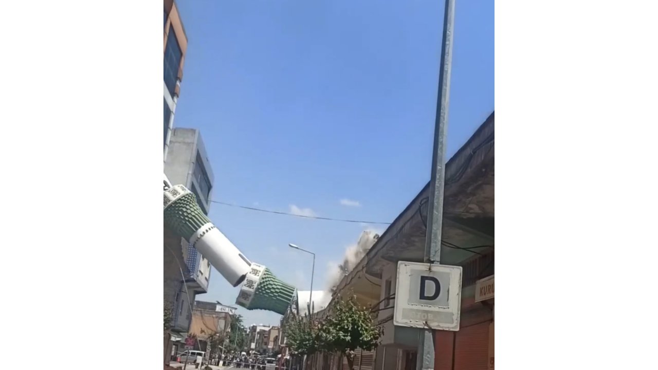 Depremde Hasar Gören Minare Kontrollü Olarak Yıkıldı