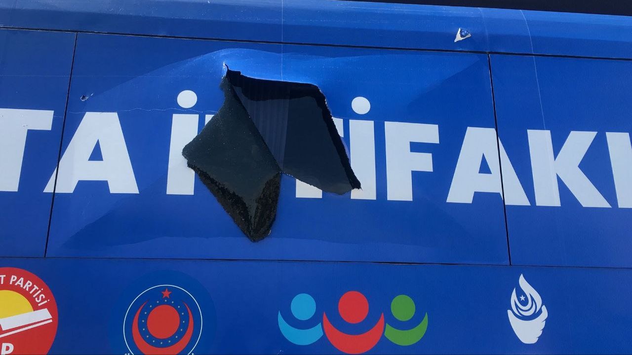 Diyarbakır’da Ata İttifakı’nın Otobüsüne Taşlı Saldırı